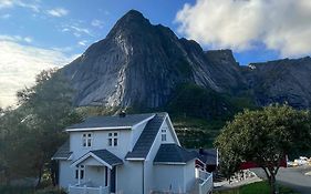 Husly Reine - Your Home With Reinebringen View
